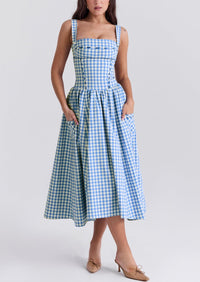 Robe midi d’été sans manches bleu ciel à carreaux, corsage boutonné, silhouette évasée.