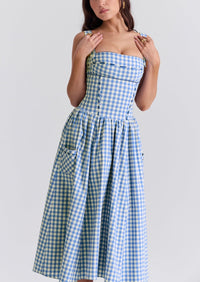 Robe d’été midi sans manches à carreaux bleu et blanc, corsage froncé, jupe évasée.