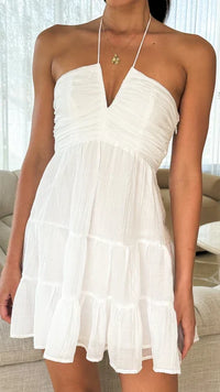 Robe courte élégante blanche à bretelles croisées, volants en étages
