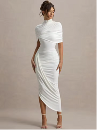 Robe longue asymétrique blanche à drapés sur le devant, col montant, coupe midi.