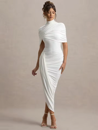 Robe longue asymétrique blanche, drapée en biais, col montant, manches courtes.