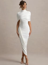 Robe longue asymétrique blanche, drapée, col montant, manches courtes.