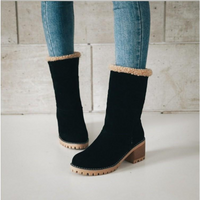 Bottes doublées noires à col en fausse fourrure beige, talon carré et semelle crantée.