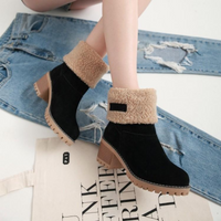 Bottes doublées noires avec col en fausse fourrure beige et semelle crantée, talon bois.