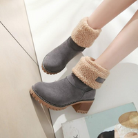 Bottes doublées grises à col en fausse fourrure beige, talon carré et semelle crantée.