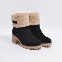 Bottes doublées noires, col en fausse fourrure beige, talon bloc et semelle crantée.