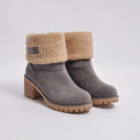 Bottes doublées grises à col en fausse fourrure beige, talon bloc et semelle crantée.