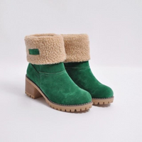 Bottes doublées vertes à col en fausse fourrure beige, talon bloc et semelle crantée.