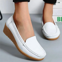 Chaussures orthopédiques à enfiler blanches, mocassin en cuir et coutures ton sur ton