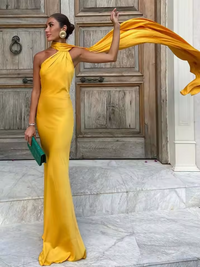 Robe longue jaune à col montant, bretelle en drapé et fente sur la jambe