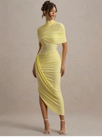 Robe longue asymétrique jaune, drapée, col montant, manches courtes.