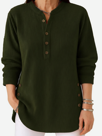 Pull boutonné en maille côtelée vert olive, encolure ronde, manches longues.