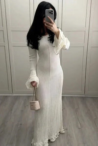 Robe longue blanche à manches longues, maille côtelée et ourlet volanté