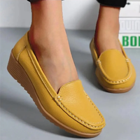 Chaussures orthopédiques à enfiler jaune, mocassin en cuir grainé et coutures contrastées