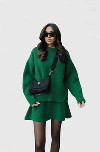 Ensemble pull en maille vert émeraude, pull ample et robe courte assortie