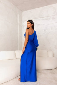 Robe longue bleue à bretelles, décolleté carré et drapé sur le devant
